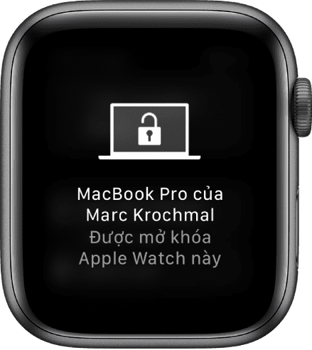 Màn hình Apple Watch đang hiển thị thông báo, “Đã mở khóa MacBook Pro của Marc Krochmal bằng Apple Watch này”.