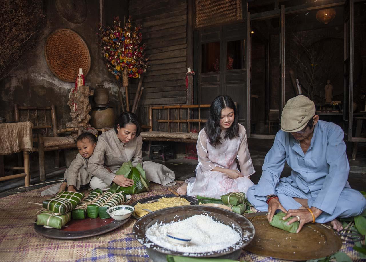 Ảnh gói bánh chưng ngày Tết, nét đẹp văn hóa Việt