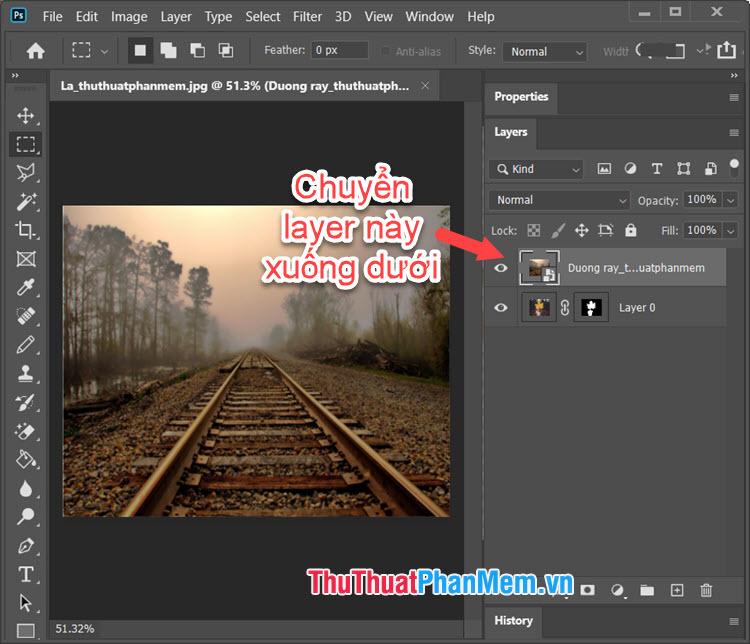 Bạn click, giữ chuột trái vào layer Background và di chuyển xuống bên dưới layer đối tượng ảnh