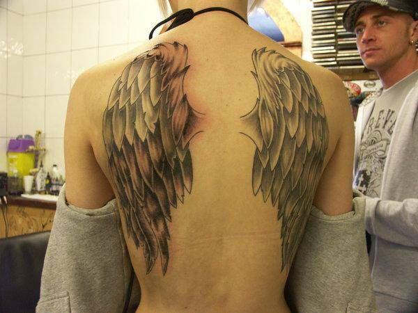 Hình xăm đôi cánh thiên thần ở lưng