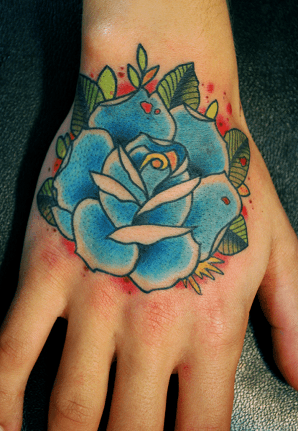 Hình xăm hoa hồng xanh ở bàn tay