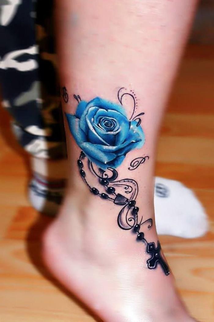 Hình xăm hoa hồng xanh ở chân