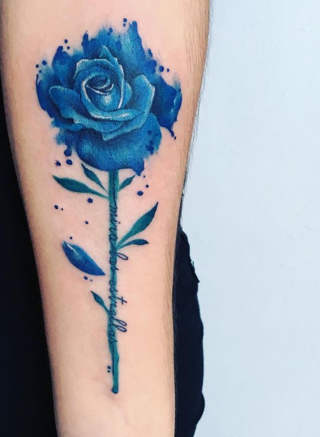Hình xăm hoa hồng xanh trên cánh tay