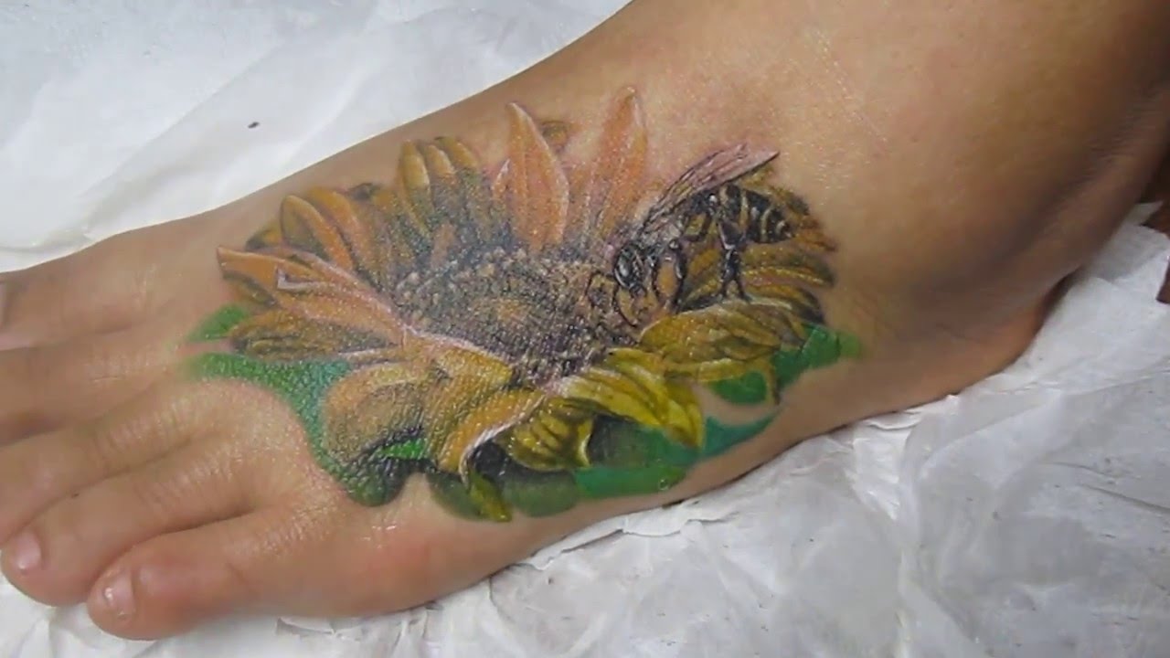 Hình xăm hoa hướng dương ở mu bàn chân