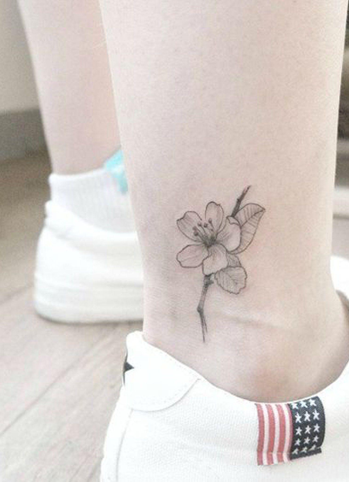 Hình xăm hoa mini ở cổ chân