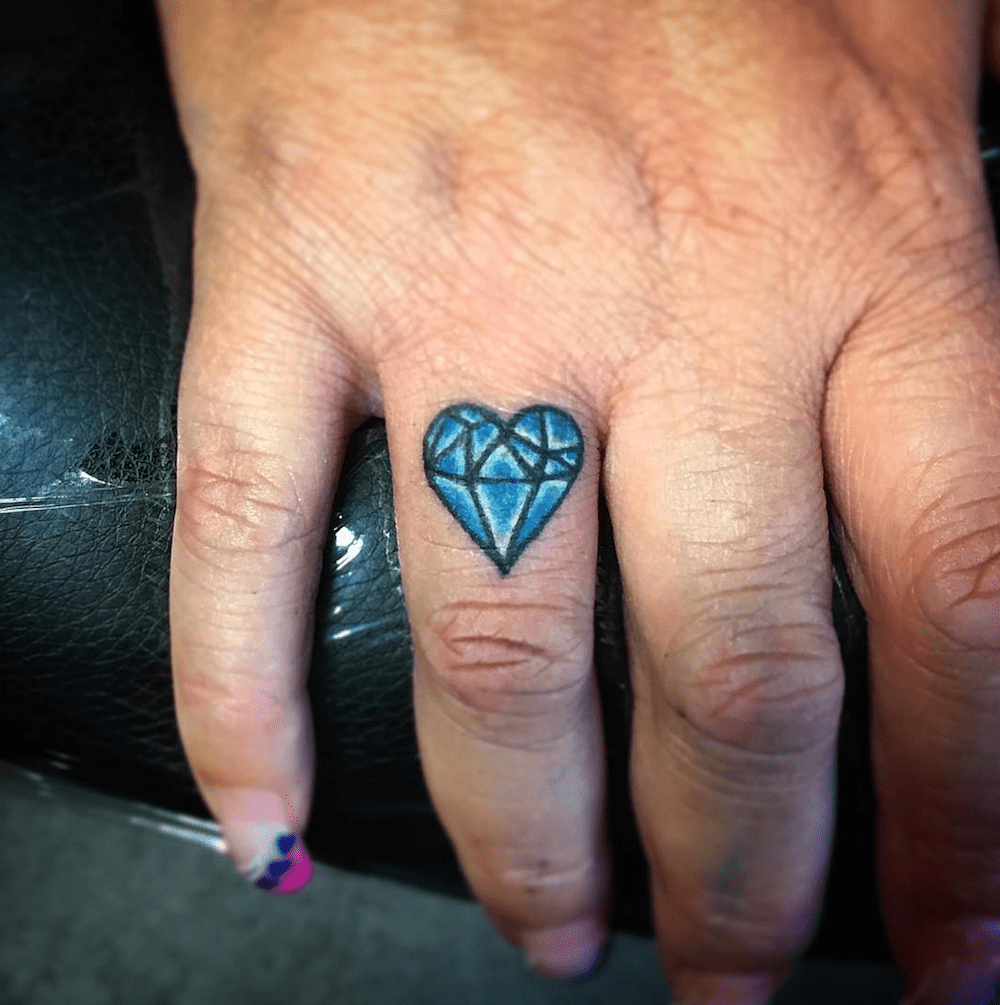 Hình xăm kim cương ở ngón tay