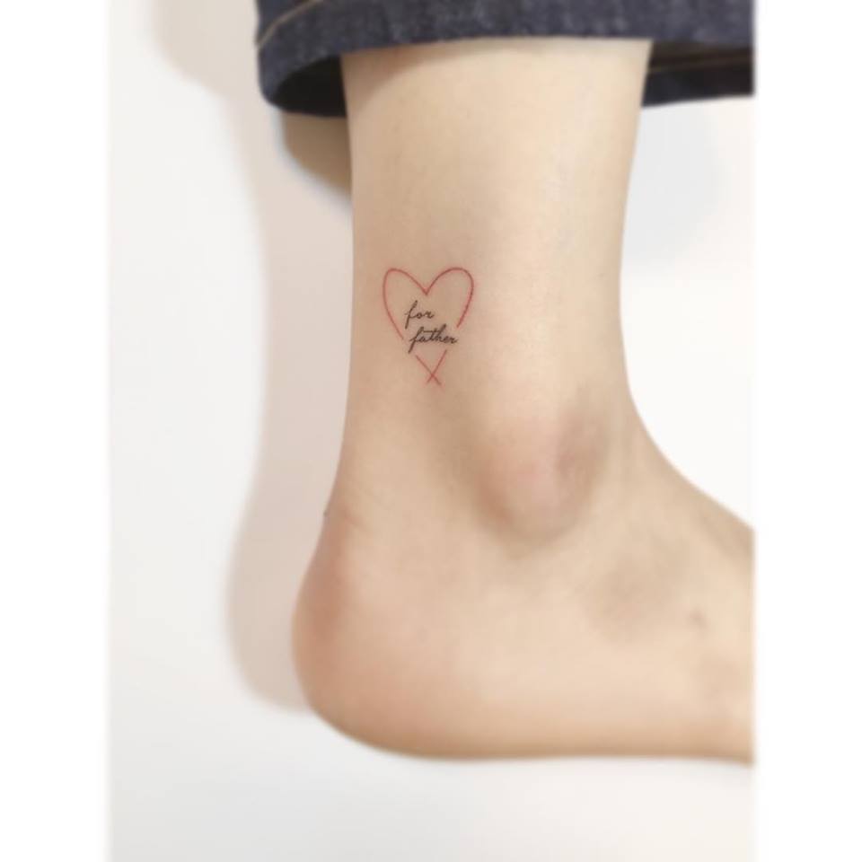 Hình xăm trái tim nhỏ ở cổ chân
