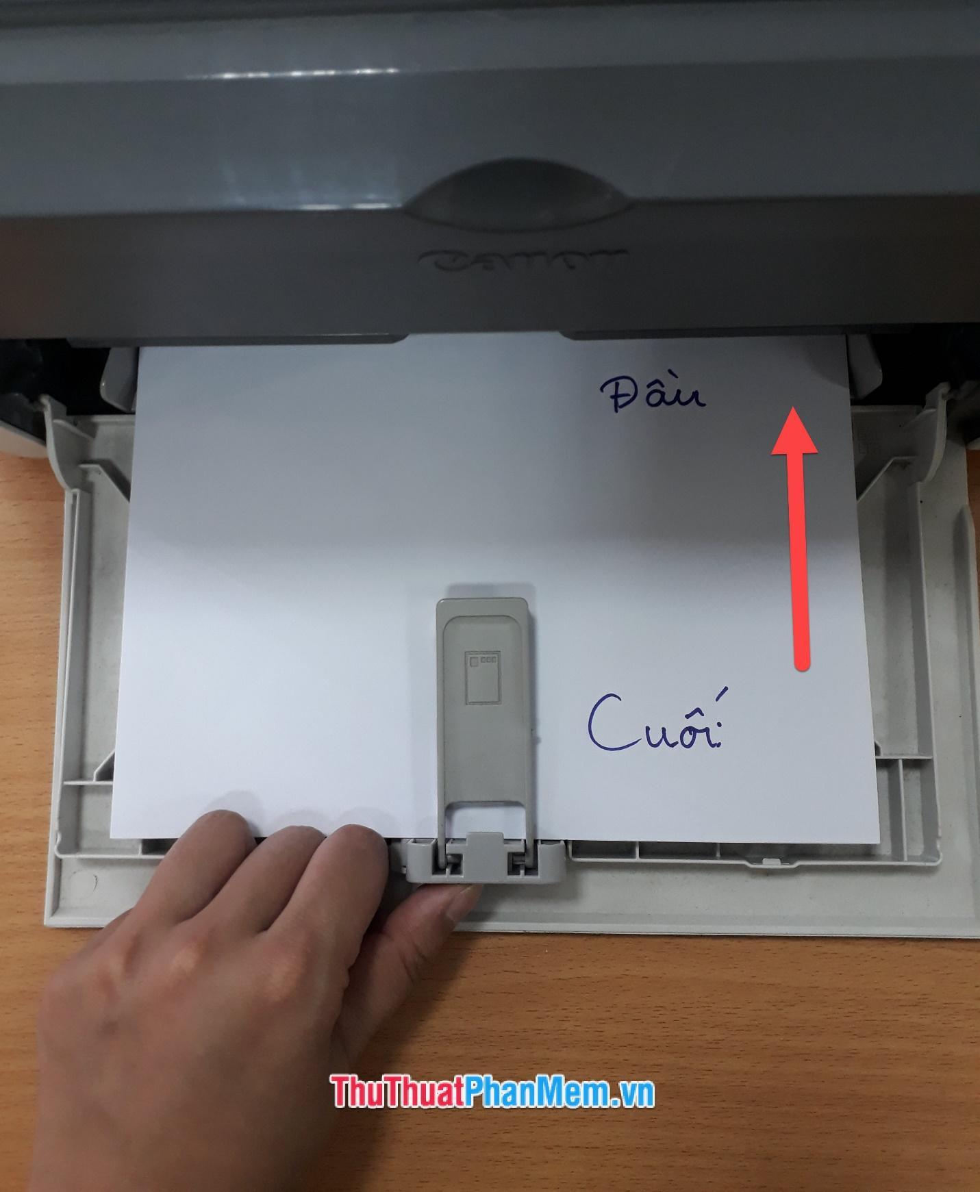 Khi các bạn đặt giấy in vào thì nên chú ý đầu của tờ giấy được đưa vào phía bên trong và đặt ngửa lên