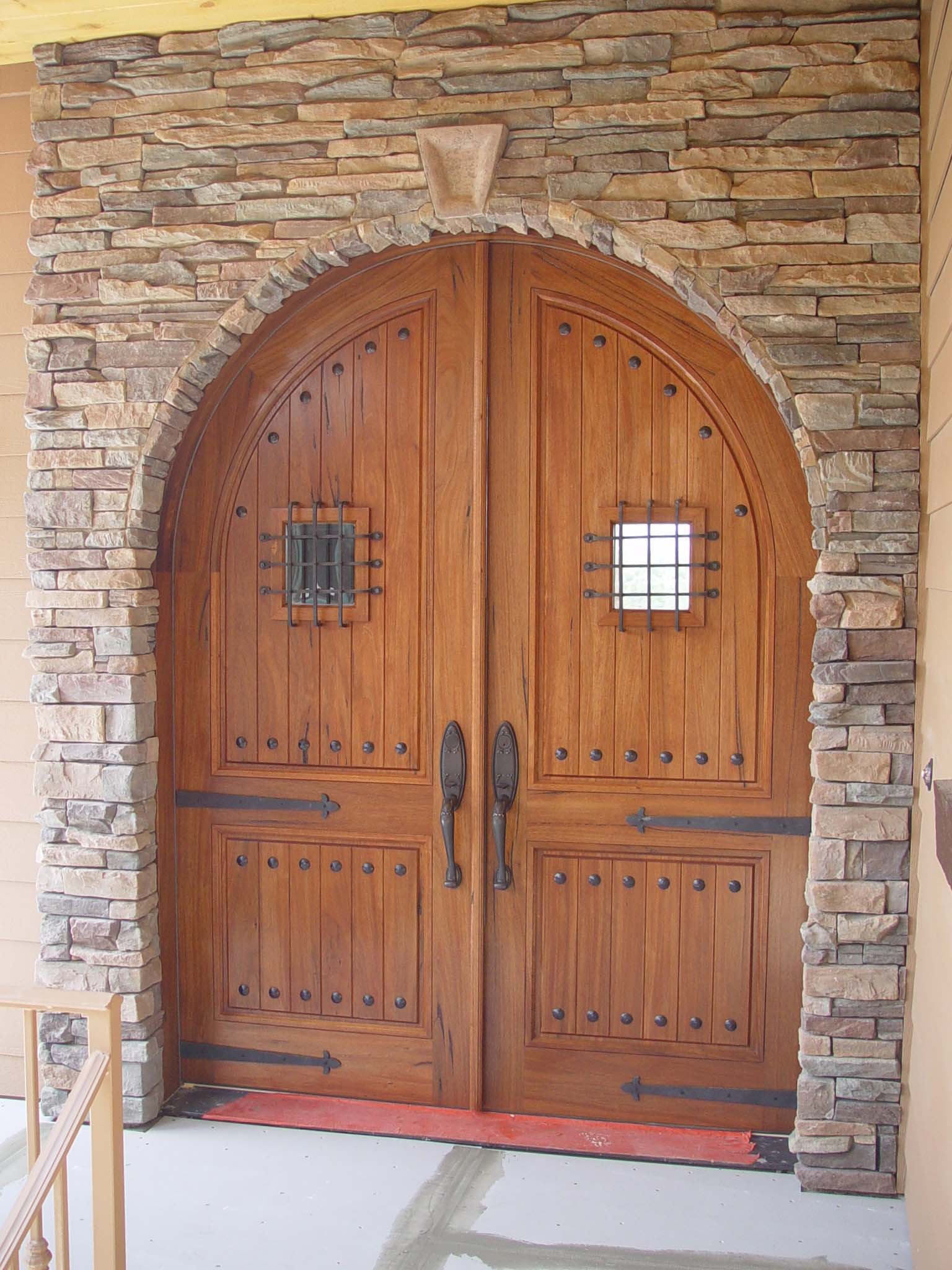 Mẫu cửa gỗ 2 cánh cổ điển