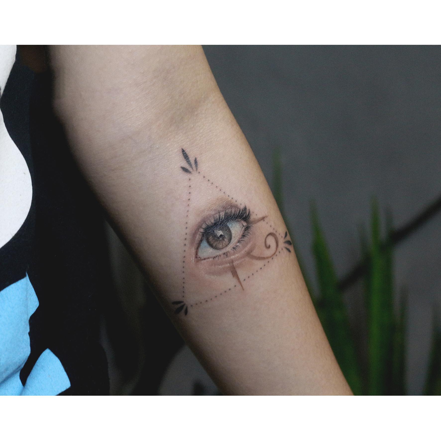 Tattoo con mắt sau gáy đẹp nhất