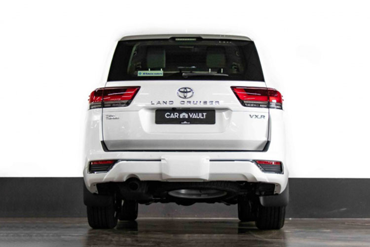 Toyota Land Cruiser 2022 tu 1,8 ty tai Trung Dong, van 