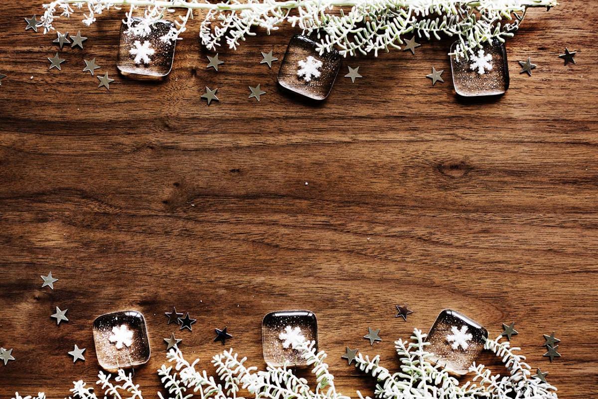 Background bàn gỗ mùa đông đẹp