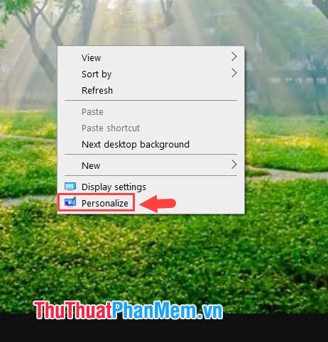 Bạn click chuột phải vào màn hình desktop và chọn Personalize