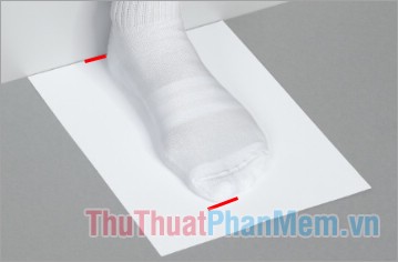 Dùng bút đánh dấu điểm gót chân và điểm dài nhất của ngón chân trên tờ giấy