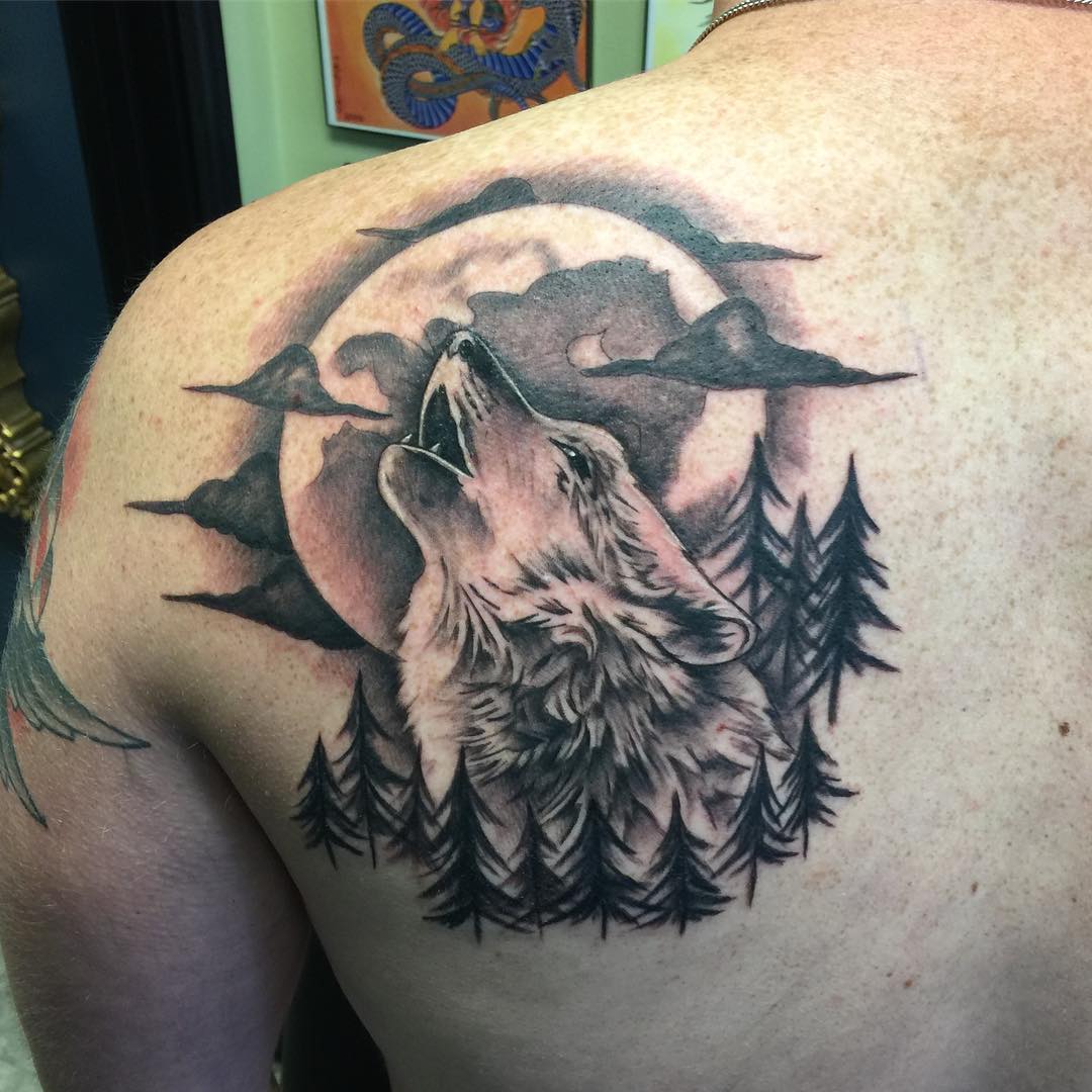 Hình Tattoo chó sói hú trên lưng
