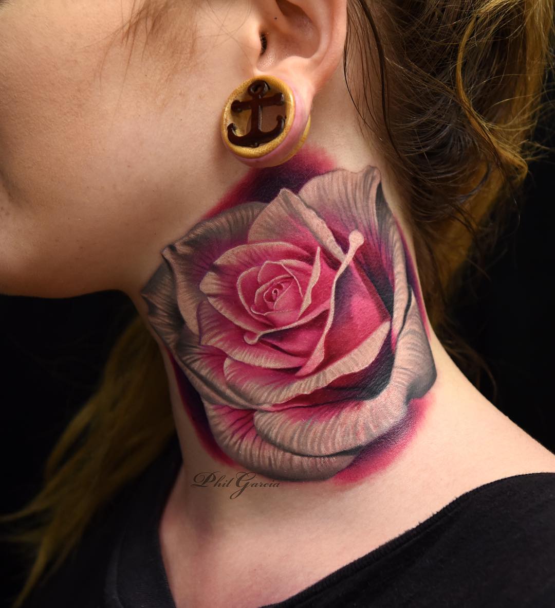 Hình Tattoo hoa hồng ở cổ