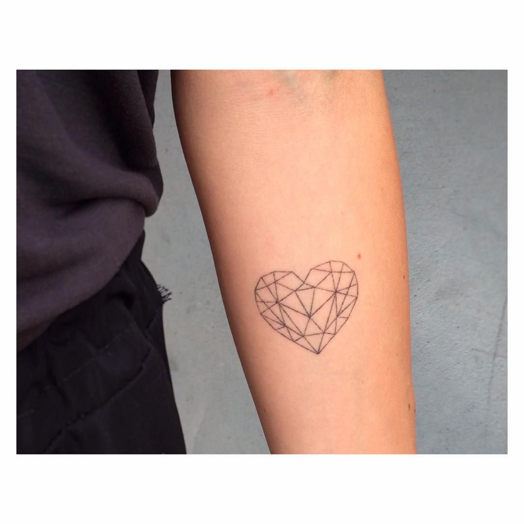Hình Tattoo trái tim đơn giản