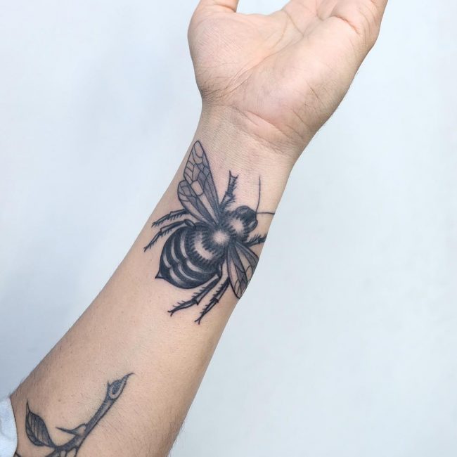 Hình xăm côn trùng trên cổ tay