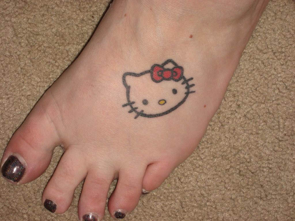 Hình xăm Hello Kitty ở bàn chân đẹp nhất