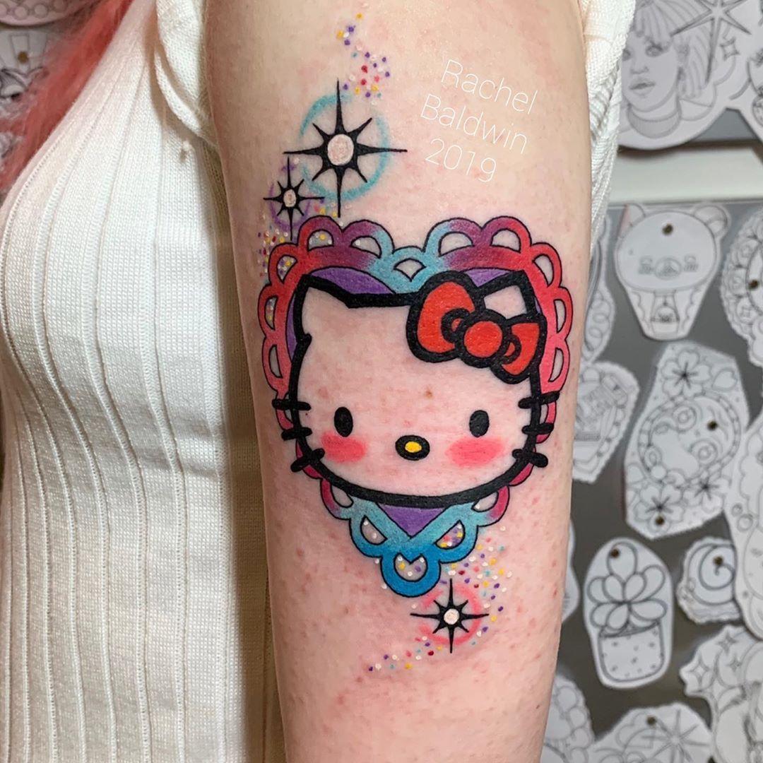 Hình xăm Hello Kitty ở bắp tay