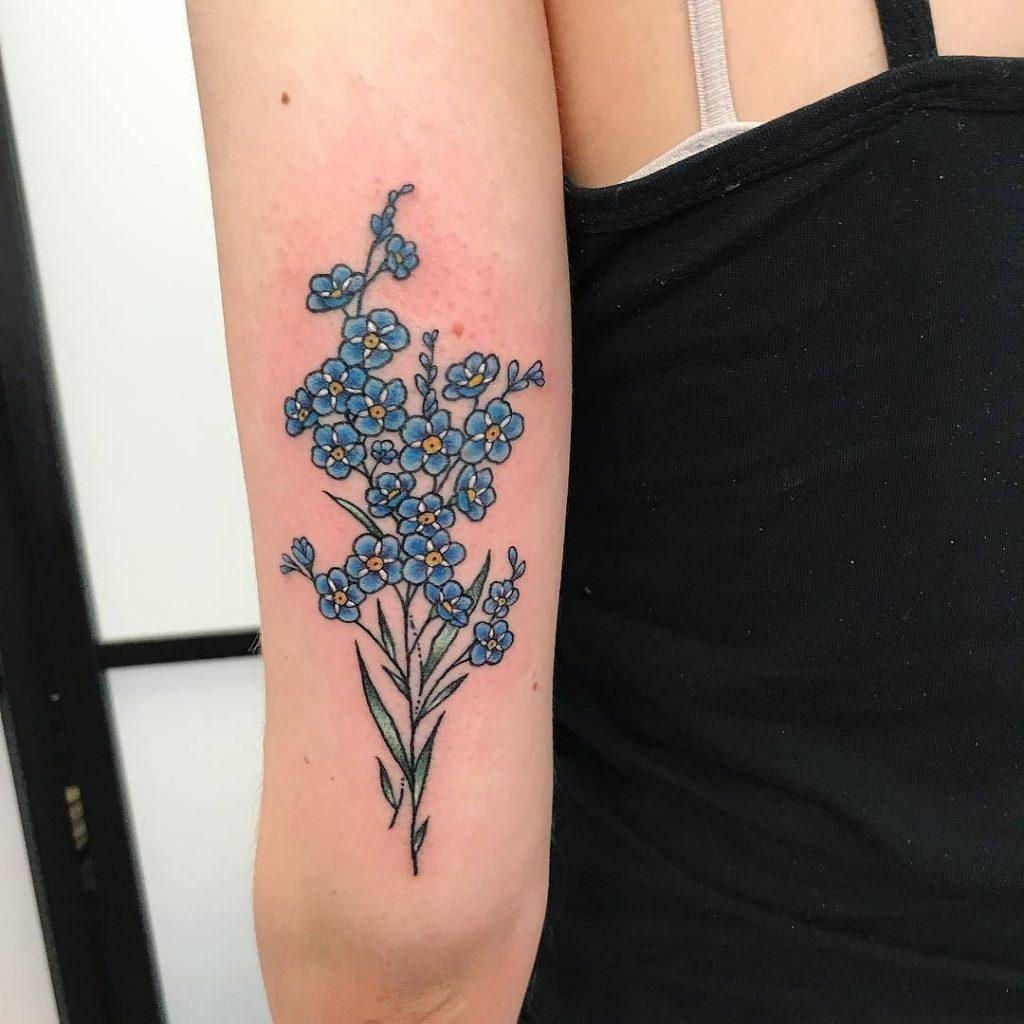 Hình xăm hoa xanh ở sau bắp tay