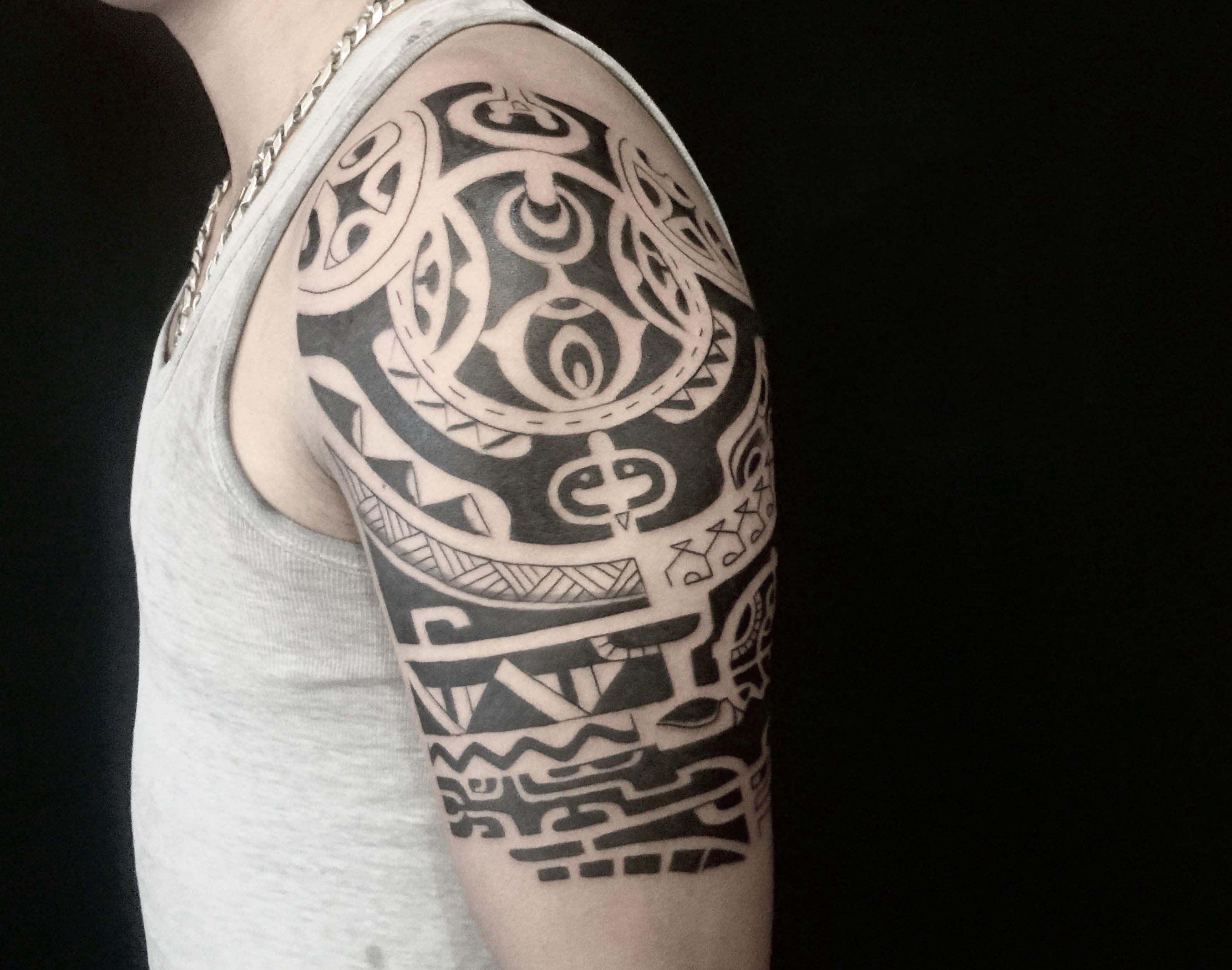 Hình xăm Maori đẹp ở bắp tay