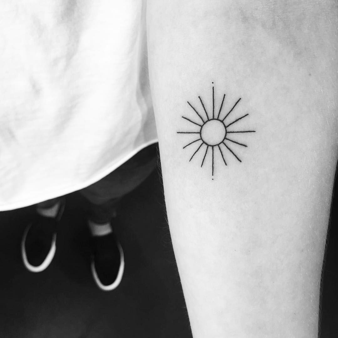 Hình xăm mặt trời đơn giản nhất ở cánh tay