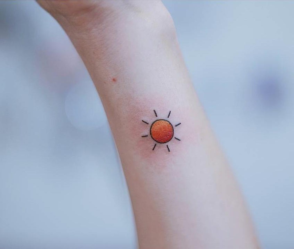 Hình xăm mặt trời đơn giản nhất ở cổ tay