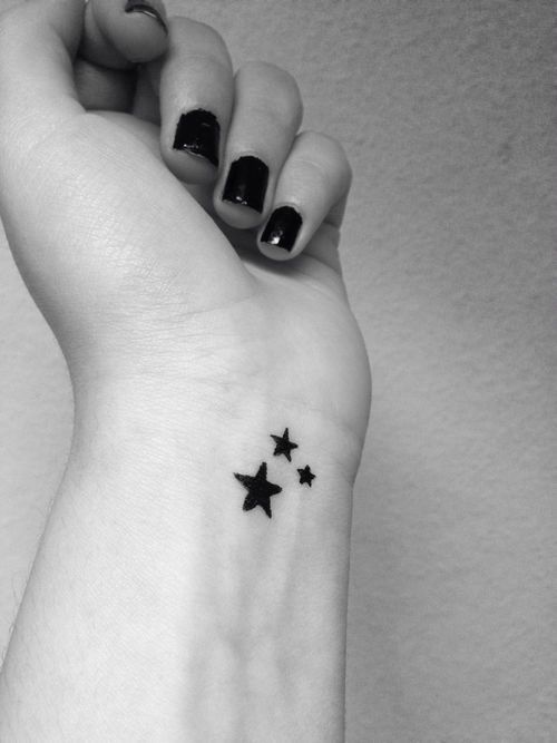 Hình xăm ngôi sao mini trên cổ tay