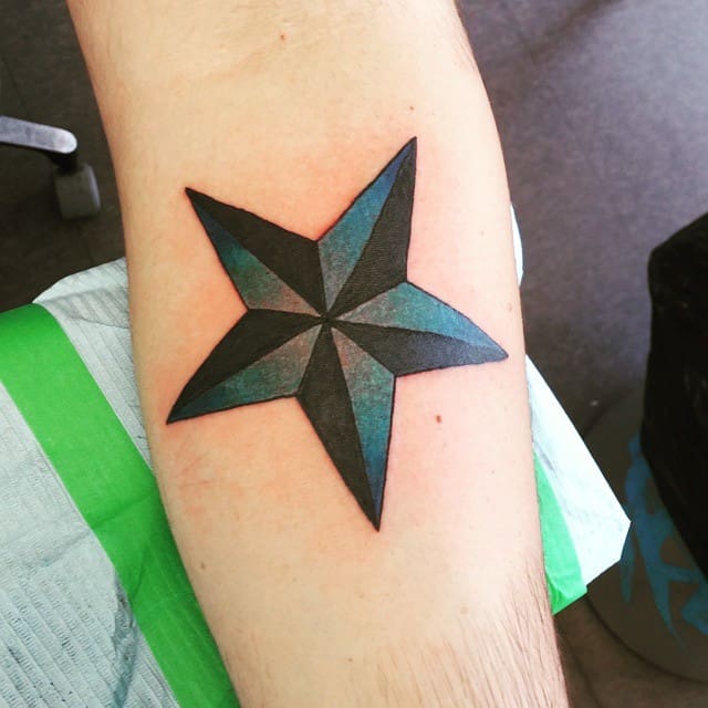 Hình xăm ngôi sao trên cánh tay