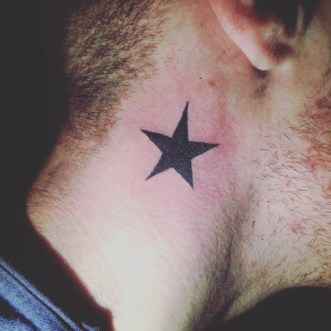 Hình xăm ngôi sao trên cổ