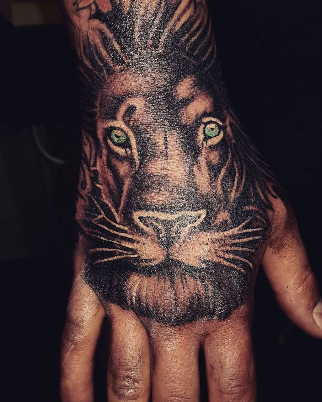 Hình xăm sư tử ở bàn tay