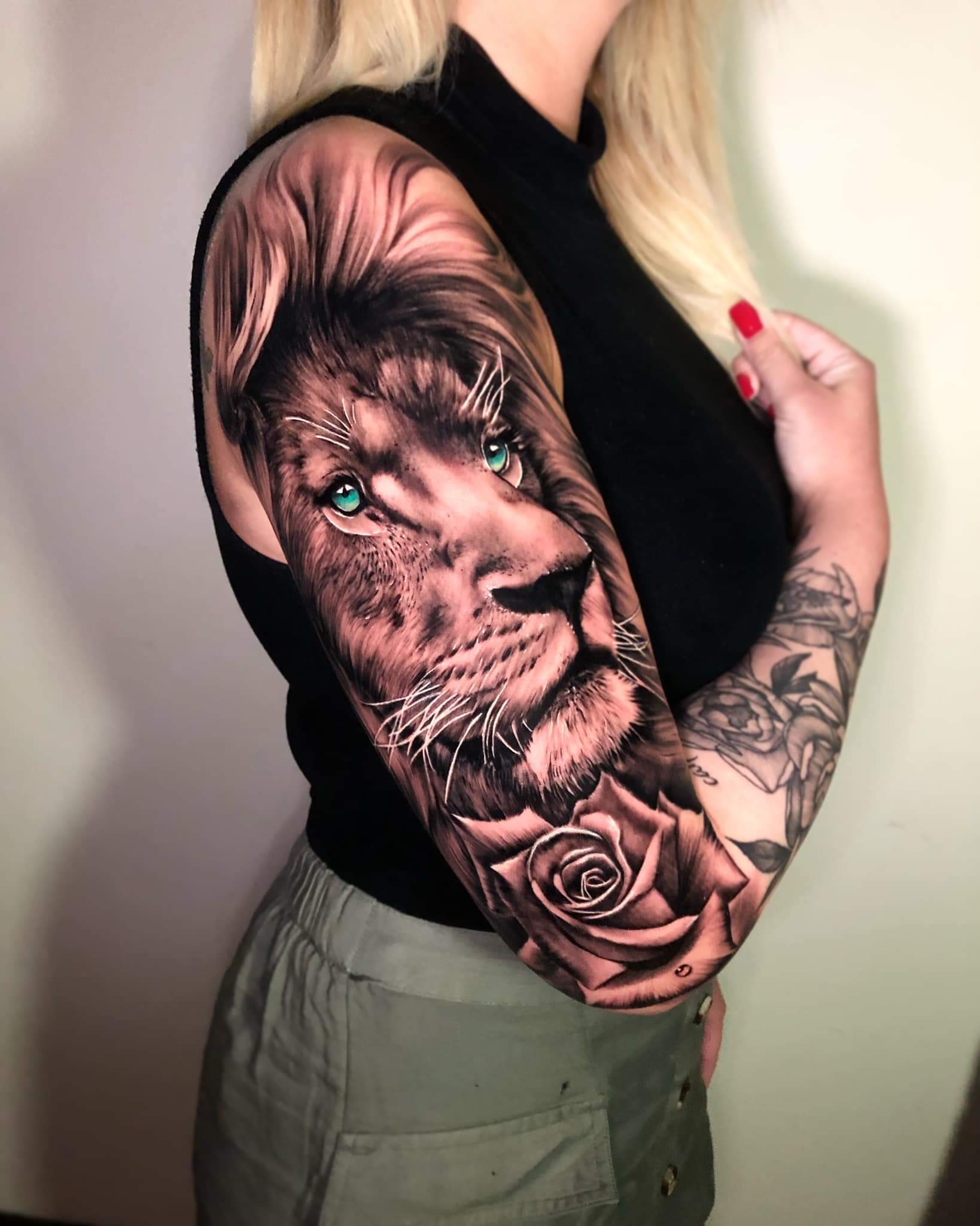 Hình xăm sư tử ở cánh tay cho nữ