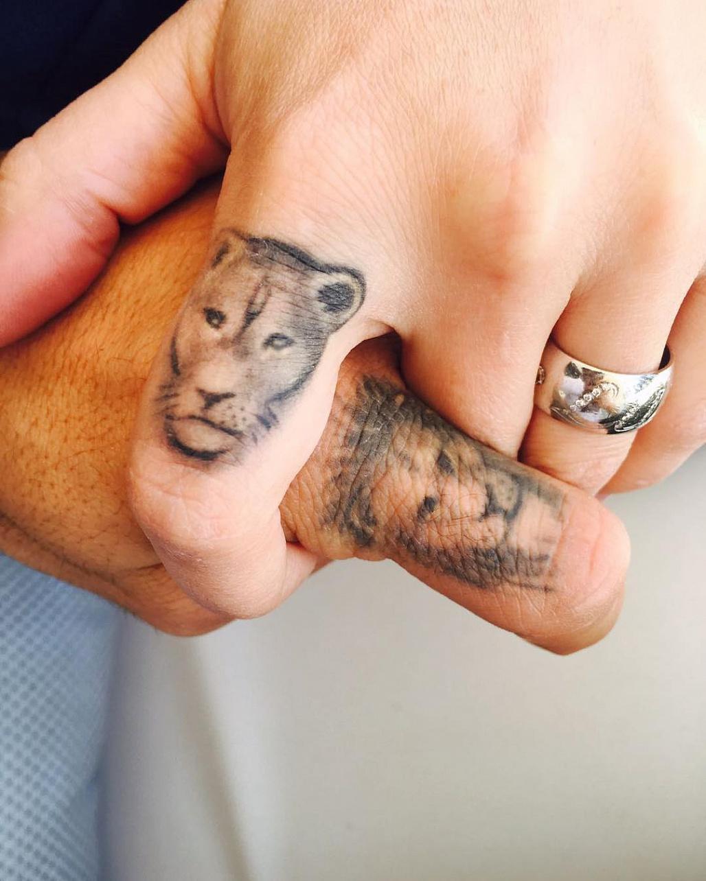 Hình xăm sư tử ở ngón tay