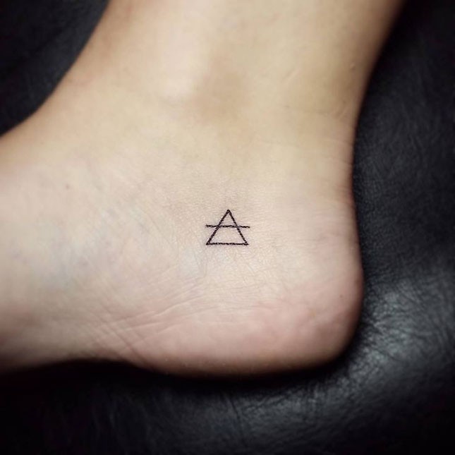 Hình xăm tam giác mini ở chân