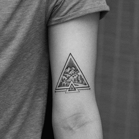 Hình xăm tam giác ở tay đẹp
