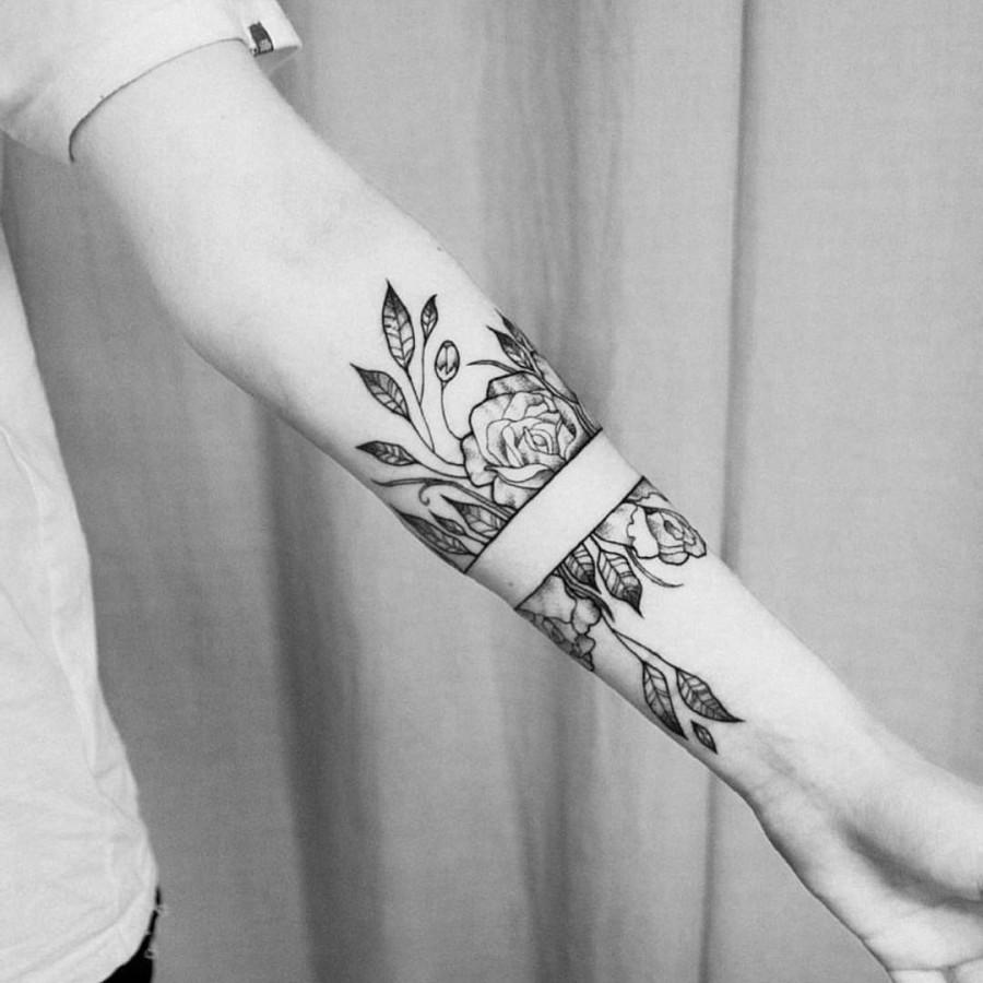Hình xăm vòng hoa xung quanh cánh tay