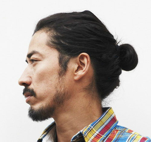 Kiểu tóc nam Hàn Quốc để dài búi gọn