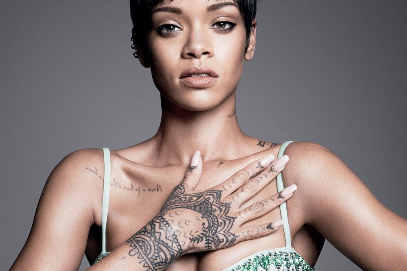 Nữ ca sĩ nổi tiếng Rihanna sử dụng hình xăm phong cách Henna