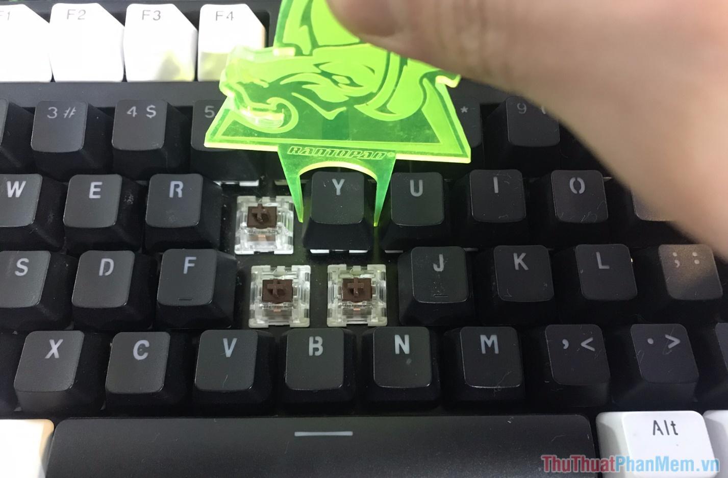 Sử dụng Keypuller hoặc tay để tháo Keycap ra khỏi bàn phím