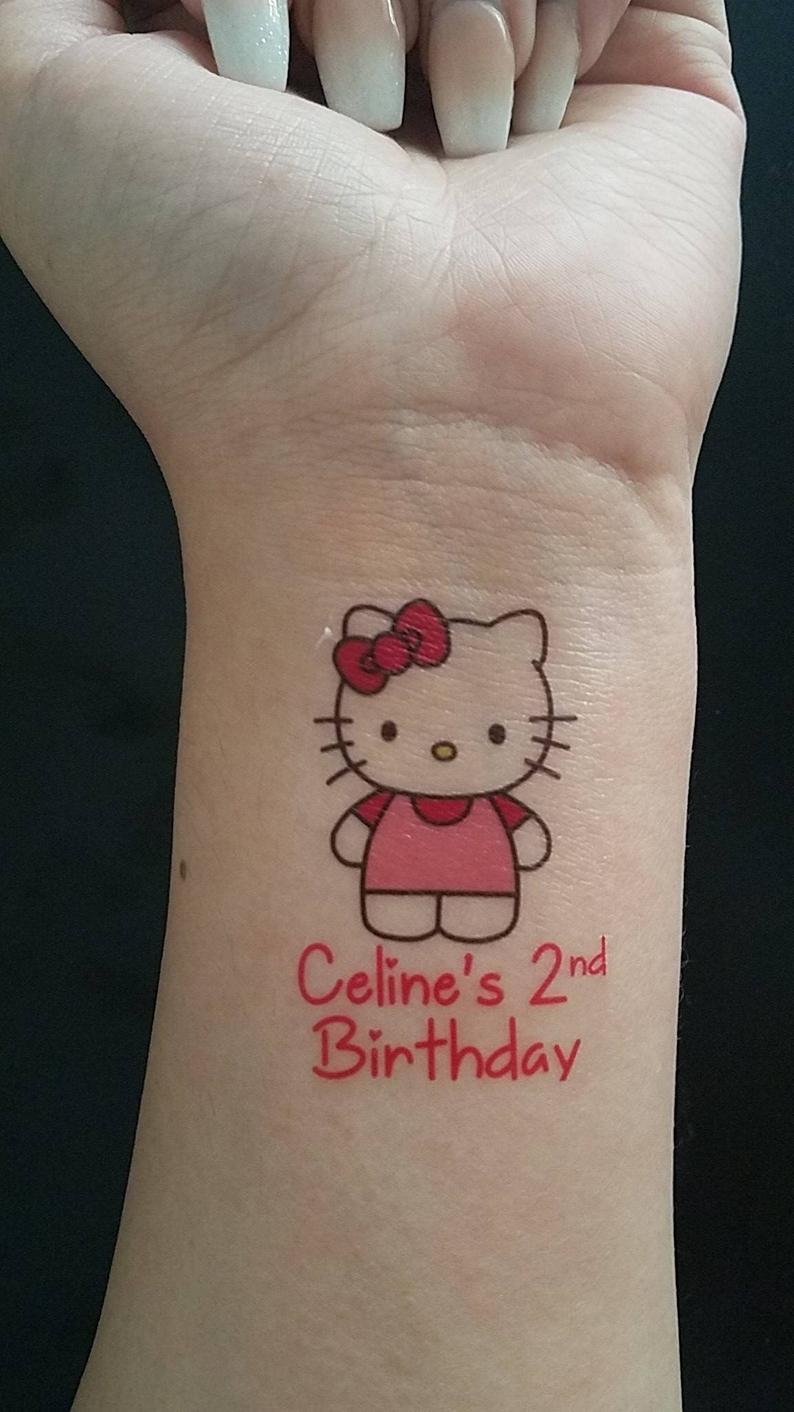 Xăm hình Hello Kitty và chữ ở cổ tay đẹp nhấy
