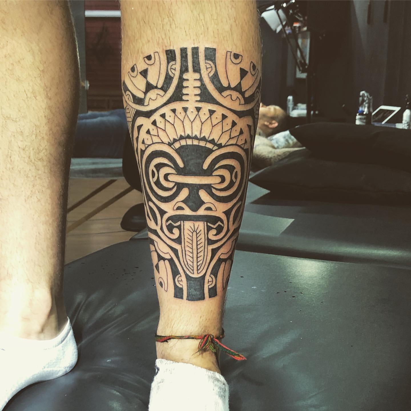 Xăm hình Maori đẹp ở chân
