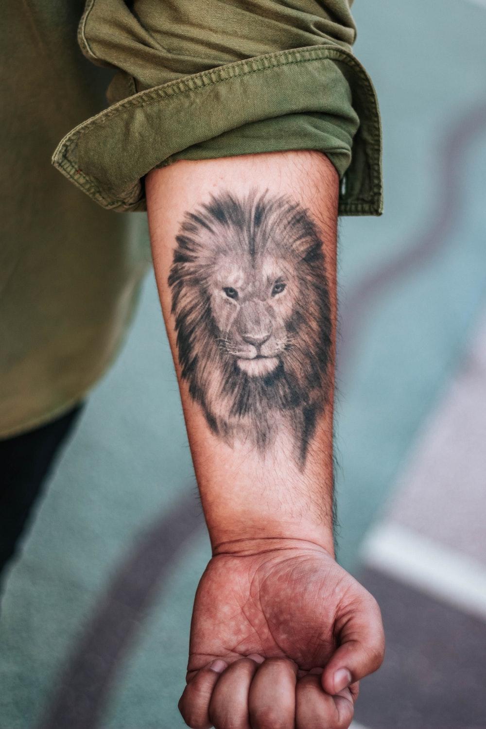 Xăm mình nghệ thuật với hình xăm chú sư tử biểu tượng cho mạnh mẽ dũng cảm