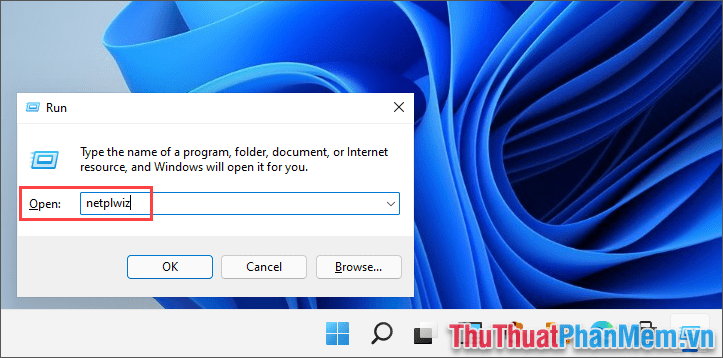 Nhấn tổ hợp Windows + R để mở cửa sổ RUN và nhập netplwiz để mở