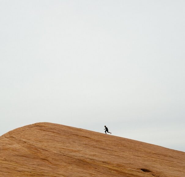 ảnh người một mình leo lên đồi cát truyền động lực về sự quyết tâm vượt khó