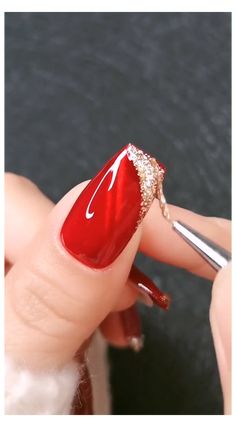 RED & GLITTER NAIL DESIGN ? #red #nails #glitter #rednailsglitter Thiết Kế Móng Acrylic, Móng Tay Mùa Hè, Móng Tay Vàng, Móng Xanh Lam, Móng Bling, Móng Tay Dài, Cắt Tỉa Móng, Nghệ Thuật Sơn Móng Tay Nhũ, Hình Ảnh