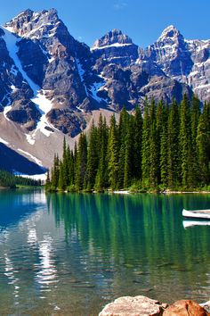 Kanada - Der Moraine Lake mit seinem tiefblauen Wasser liegt in den Rocky Mountains im Banff National Park in der Provinz Alberta und ist umgeben von nicht weniger als zehn 3000ern, die das Valley of the Ten Peaks formen! Was ist in dem Land eigentlich nicht spektakulär? Thiên Nhiên Tuyệt Vời, Núi Đá, Địa Điểm Nghỉ Mát, Nhiếp Ảnh Thiên Nhiên, Địa Điểm Đẹp