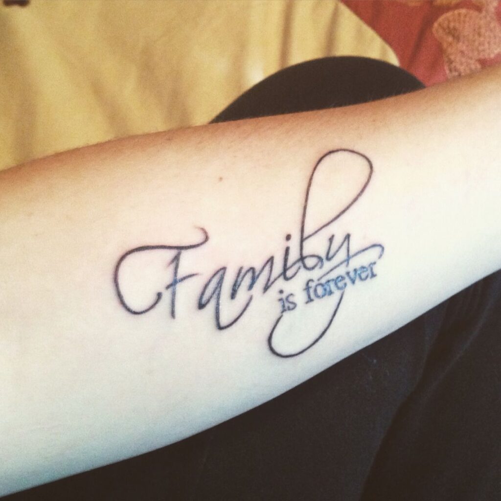 Hình tattoo chữ Family is forever cho nữ