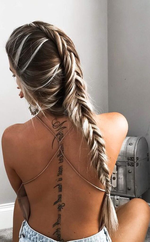 Hình tattoo chữ dọc sống lưng nữ tinh tế