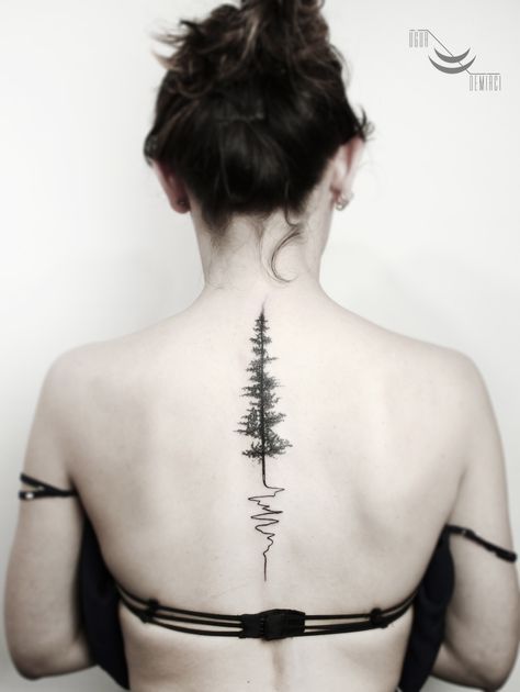 Kiểu tattoo cây thông dọc sống lưng đẹp